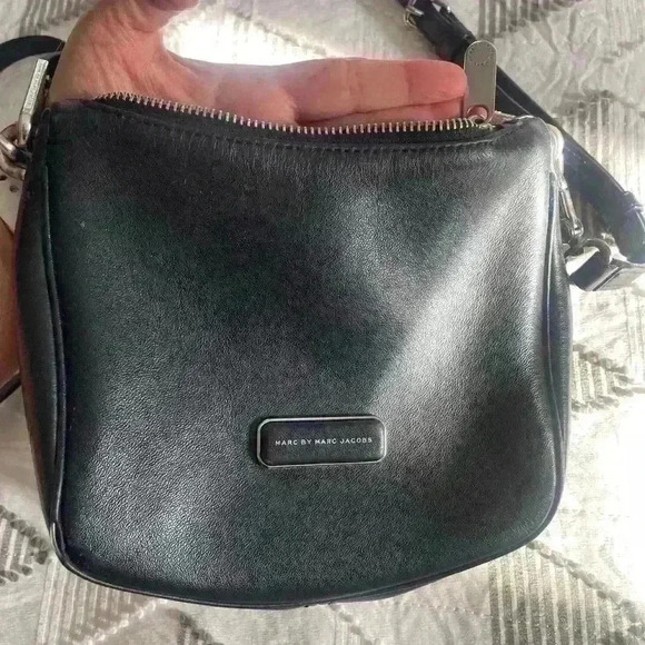 MARC By MARC JACOBS Small Crossbody (minimal discoloration on hinges) - Picture 5 of 12
